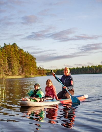 Familie auf SUP Schweden See