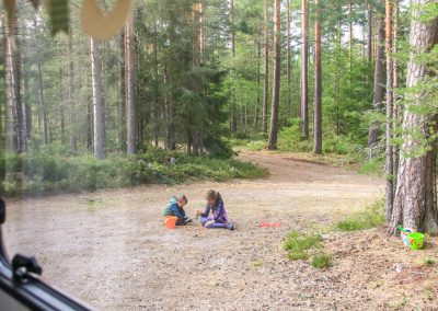 Kinder spielen in Natur